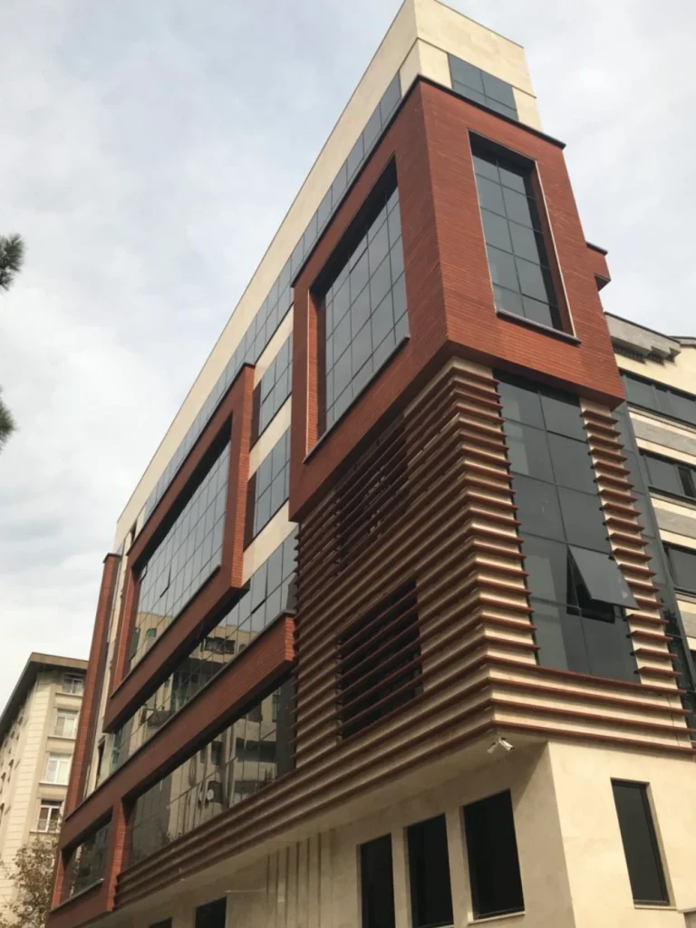 مقایسه نمای چوب طبیعی و ترمووود در نمای ساختمان